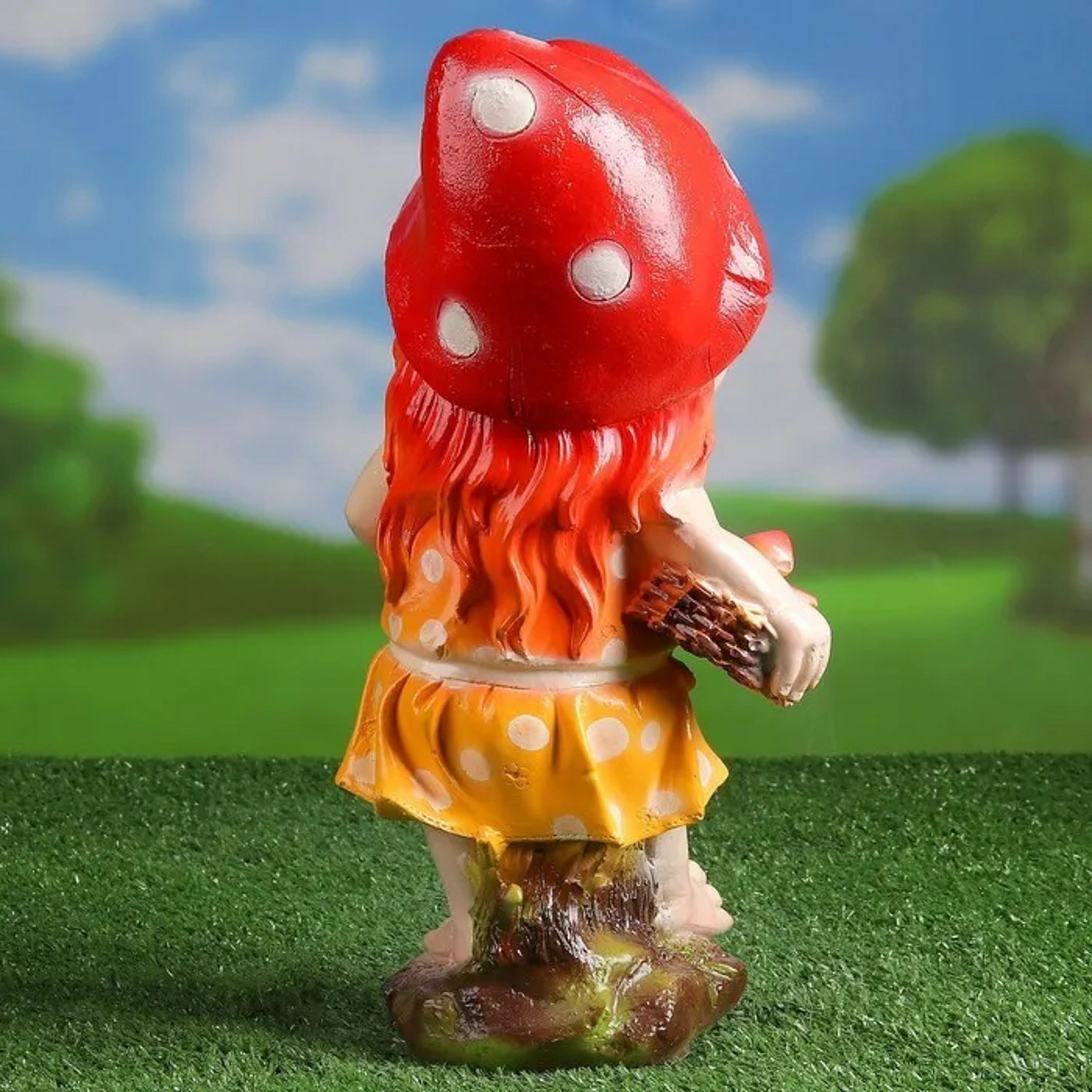 Садовая фигура "Гномиха с мухоморами и лопатой" 34х19см   3467701